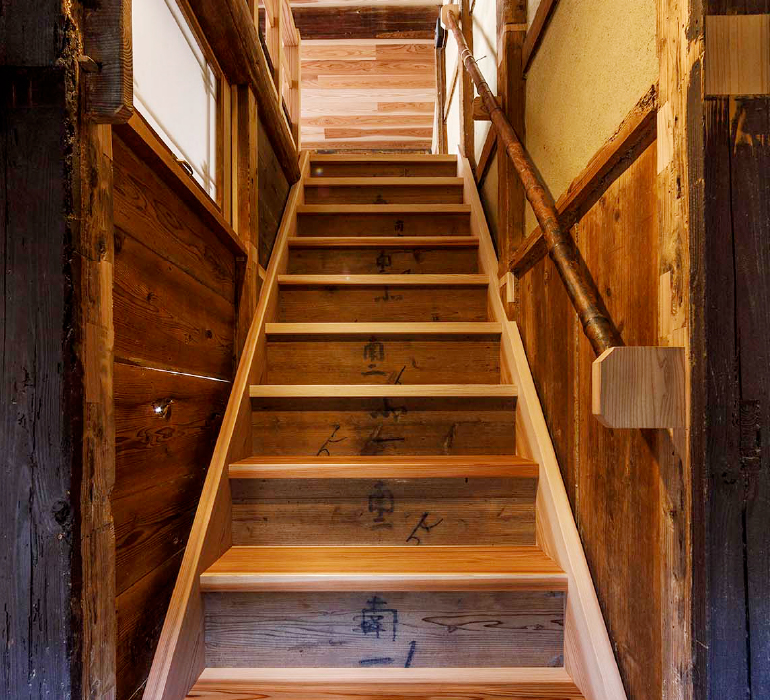 杉板の間 階段